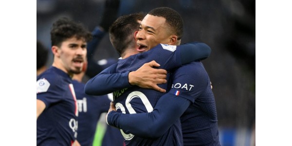 Un tiro libre le gana el corazón a Kylian Mbappé